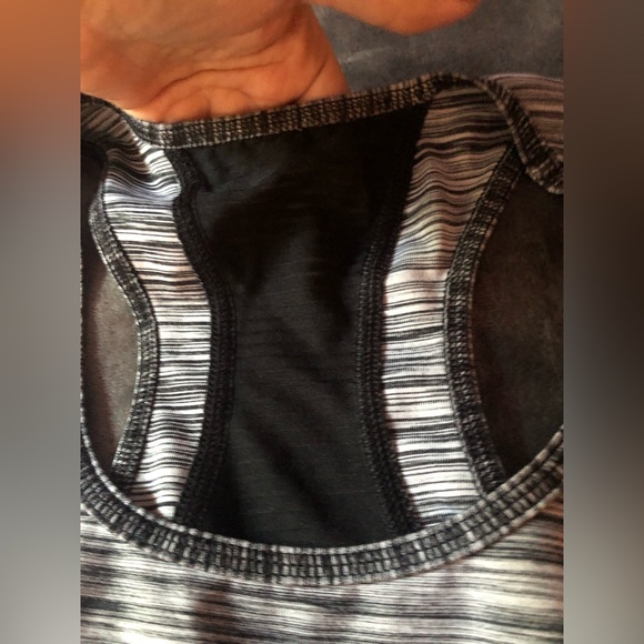 Workout top never worn like new - Picture 3 of 4